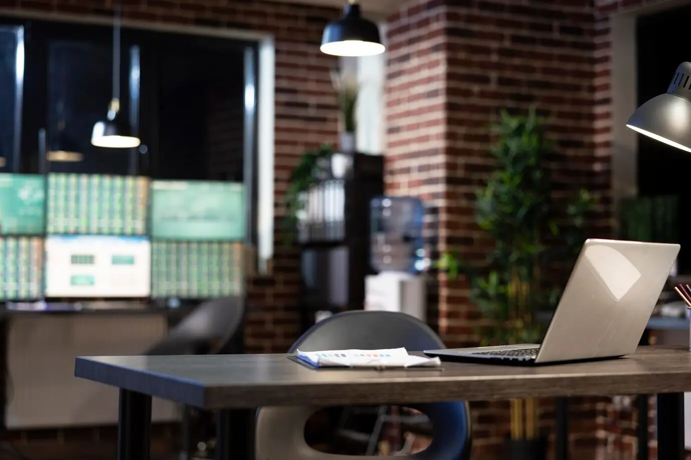 Un ordinateur portable et un presse-papiers sur un bureau de travail vide