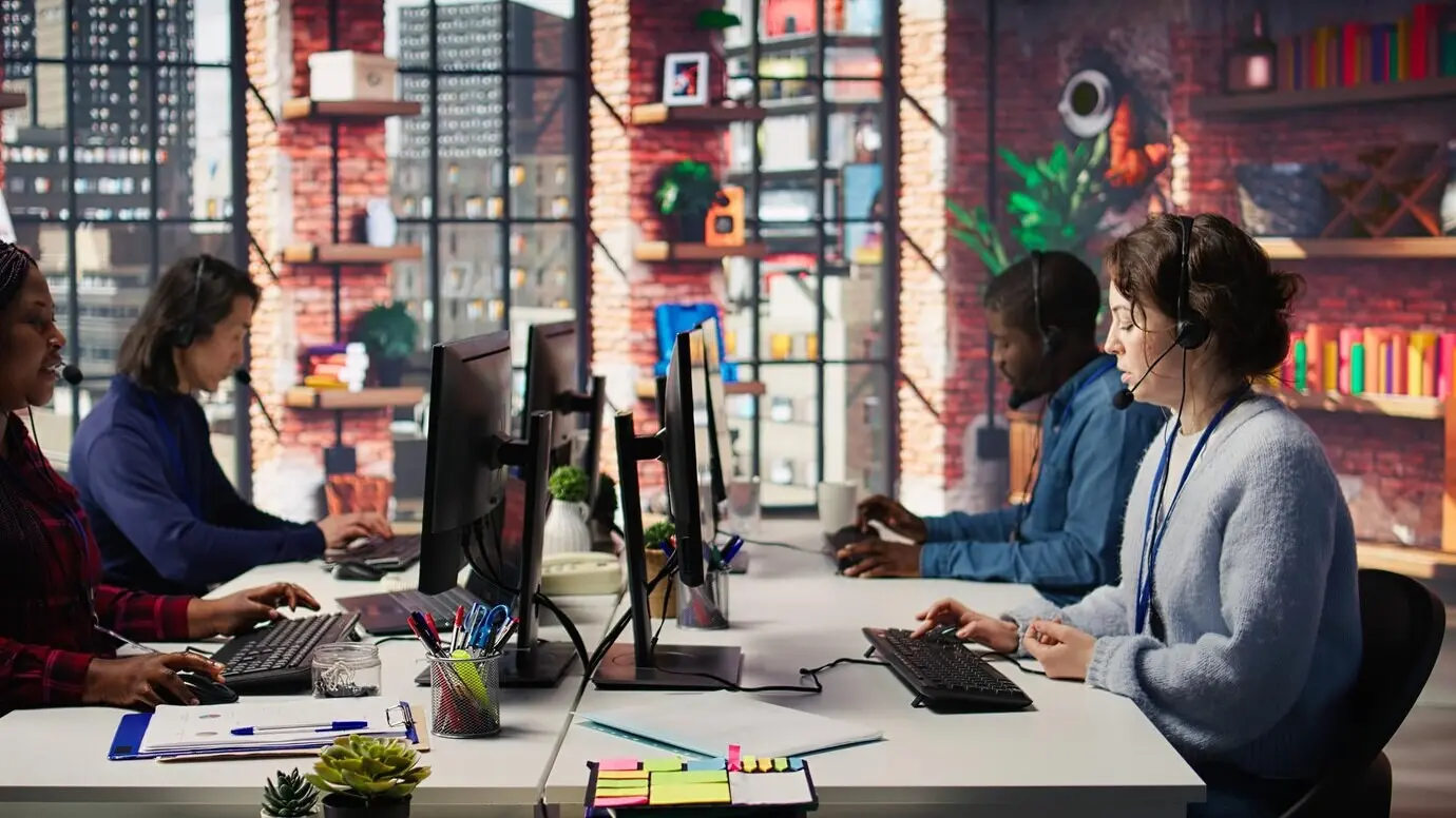 Agent de centre d'appels aidant des clients à récupérer l'accès à leurs comptes