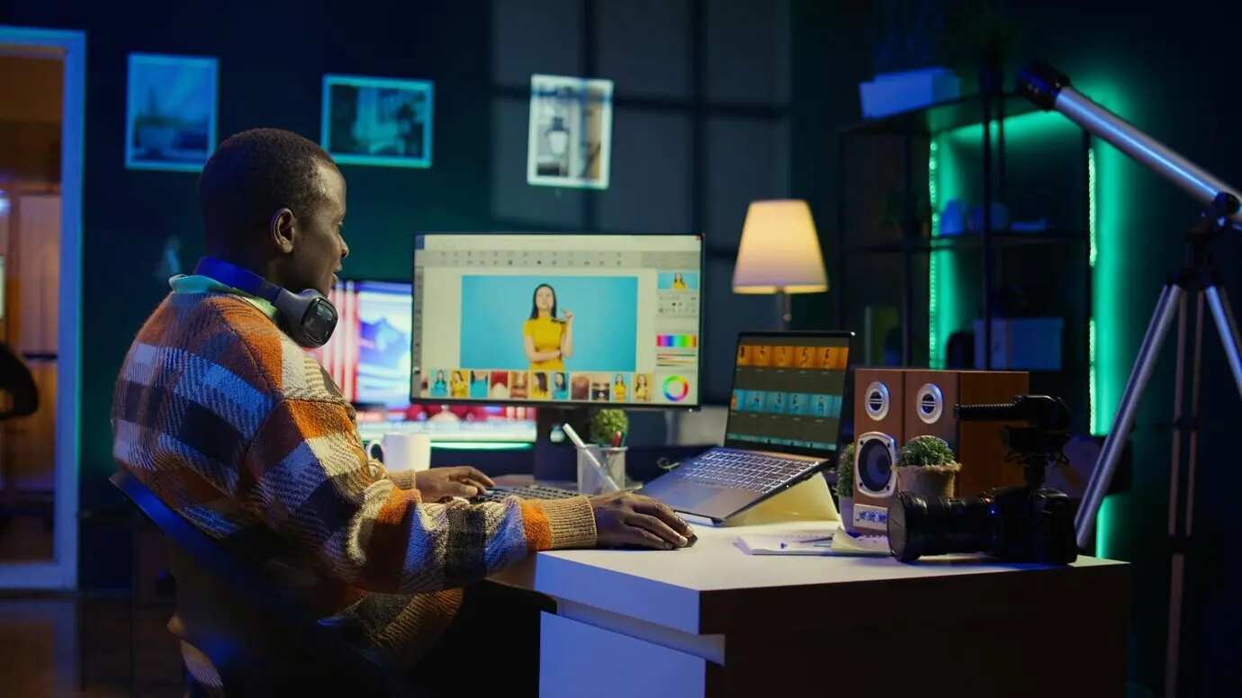 Spécialiste en vidéographie montant un nouvel extrait de film pour un montage vidéo.