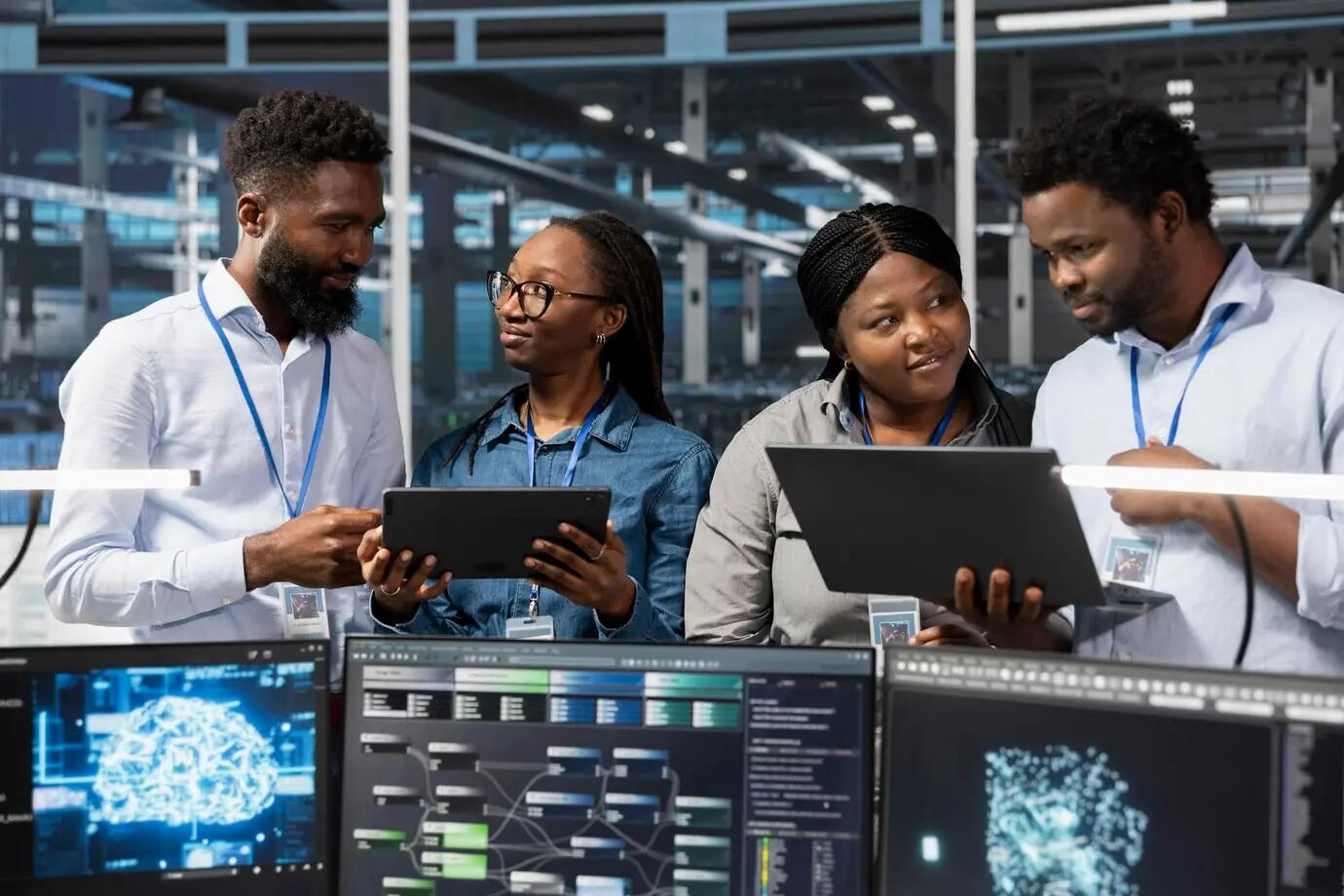 Des collègues dans une salle de serveurs utilisent l’intelligence artificielle pour réaliser des tâches de calcul.